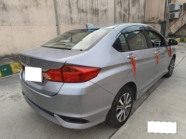 https://images10.gaadi.com/usedcar_image/4325816/original/processed_88beb063e8554aaf2162bcb5b72362d9.jpg?imwidth=6402