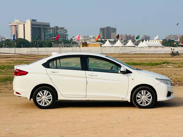 https://images10.gaadi.com/usedcar_image/4325861/original/processed_f99dcdb2367fdef5b1d5ee41b658cc56.JPG?imwidth=6401