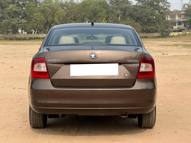 https://images10.gaadi.com/usedcar_image/4325889/original/processed_cbcdfeb0914426dea0dd0ad7cb0ae90c.jpg?imwidth=6402