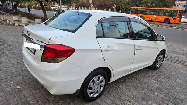 https://images10.gaadi.com/usedcar_image/4325962/original/processed_a2406bdce4d9e54178ea398d0382ce9b.jpg?imwidth=6402