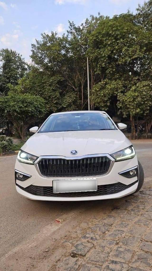 https://images10.gaadi.com/usedcar_image/4326067/original/processed_987ca5713559bac0259e372f1b83da37.jpg?imwidth=6402