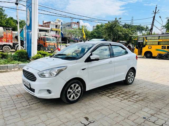 https://images10.gaadi.com/usedcar_image/4326165/original/processed_d8f6b6df7861b15c12764ffe14981586.jpg?imwidth=6402