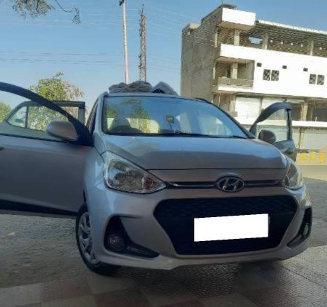 https://images10.gaadi.com/usedcar_image/4326620/original/processed_f6d17f76-f005-4f5d-9632-269c04faab68.jpg?imwidth=6402