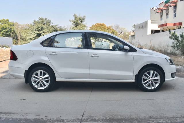 https://images10.gaadi.com/usedcar_image/4327048/original/2a54440cbcb8c8a8ae56bc4a2df56199.jpg?imwidth=6401