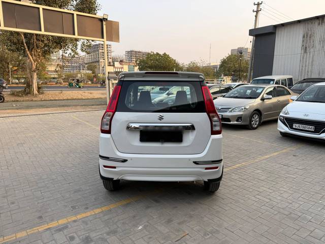 https://images10.gaadi.com/usedcar_image/4327126/original/processed_eb1b5027d0111f9b2dbec64b8e5592e9.jpg?imwidth=6401