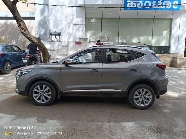 https://images10.gaadi.com/usedcar_image/4327304/original/5e8f22bc3a0589ec4e283b18def9f7e2.jpg?imwidth=6402