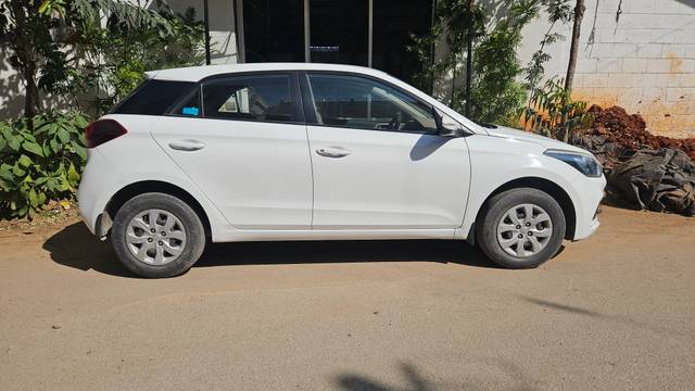 https://images10.gaadi.com/usedcar_image/4327379/original/a25251df6465654ac001b04f31e0f25a.jpg?imwidth=6401