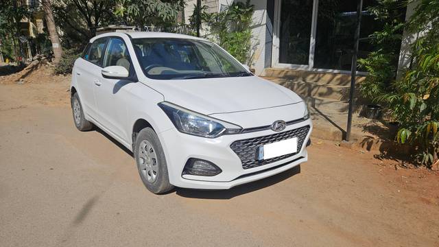 https://images10.gaadi.com/usedcar_image/4327379/original/processed_1a326ec5f68bb7c81d30260a5e648c4a.jpg?imwidth=6400