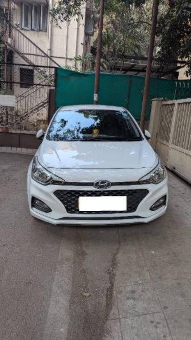 https://images10.gaadi.com/usedcar_image/4327483/original/f776b37dee5419e760f7b58cead66b84.jpg?imwidth=6400