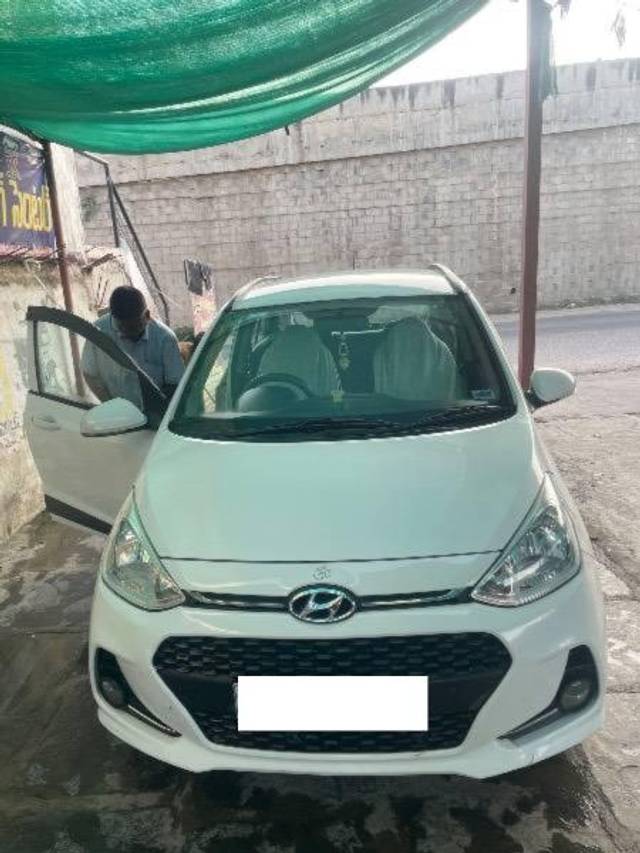 https://images10.gaadi.com/usedcar_image/4327537/original/processed_74ea4241-8340-4001-b4a9-a8816885189a.jpg?imwidth=6400