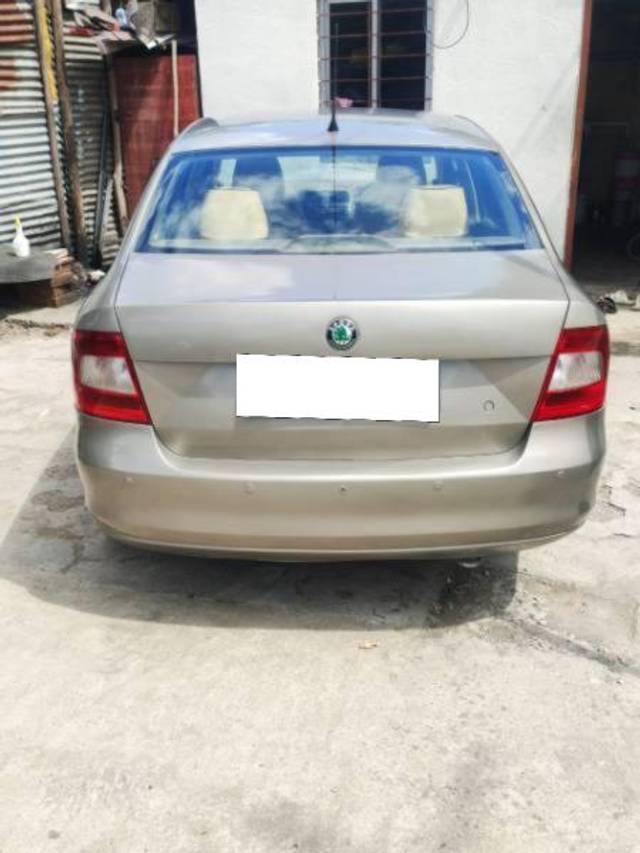 https://images10.gaadi.com/usedcar_image/4327555/original/processed_0a9b36ae-ab8e-4126-8253-84888bc7498e.jpg?imwidth=6401