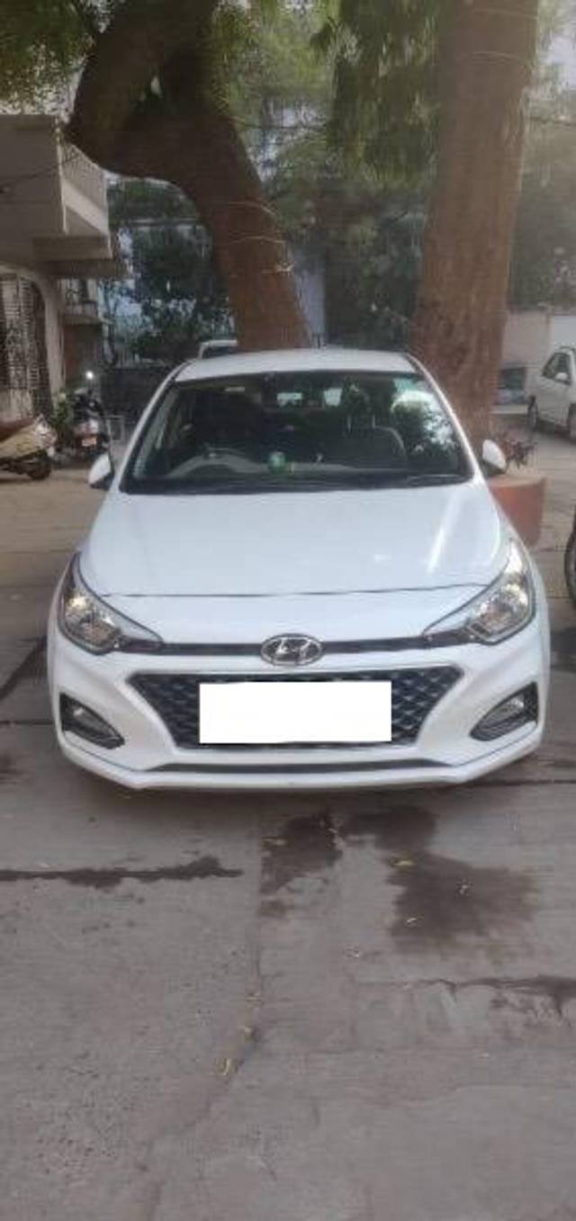 https://images10.gaadi.com/usedcar_image/4327663/original/processed_3bf4e2ae-7a1f-423a-8710-8cd15029903c.jpg?imwidth=6400