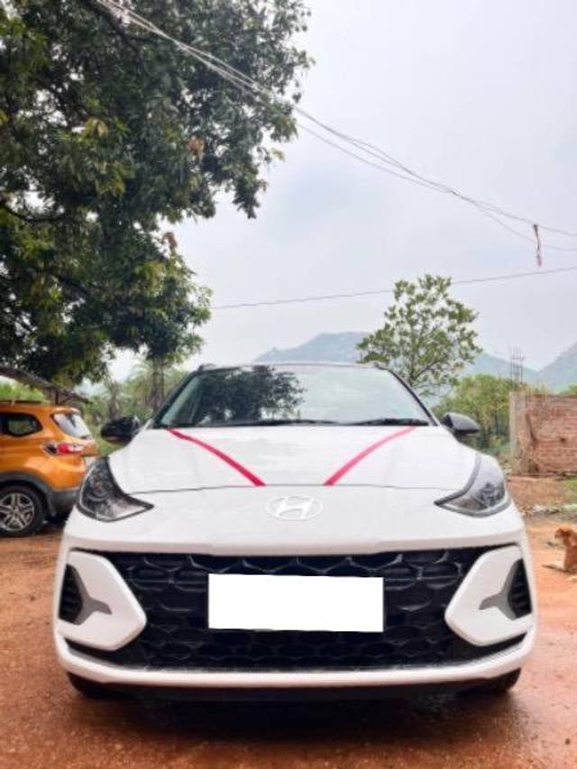 https://images10.gaadi.com/usedcar_image/4328031/original/processed_382a5858-b8c4-486f-b5f4-b388a2418563.jpeg?imwidth=6402