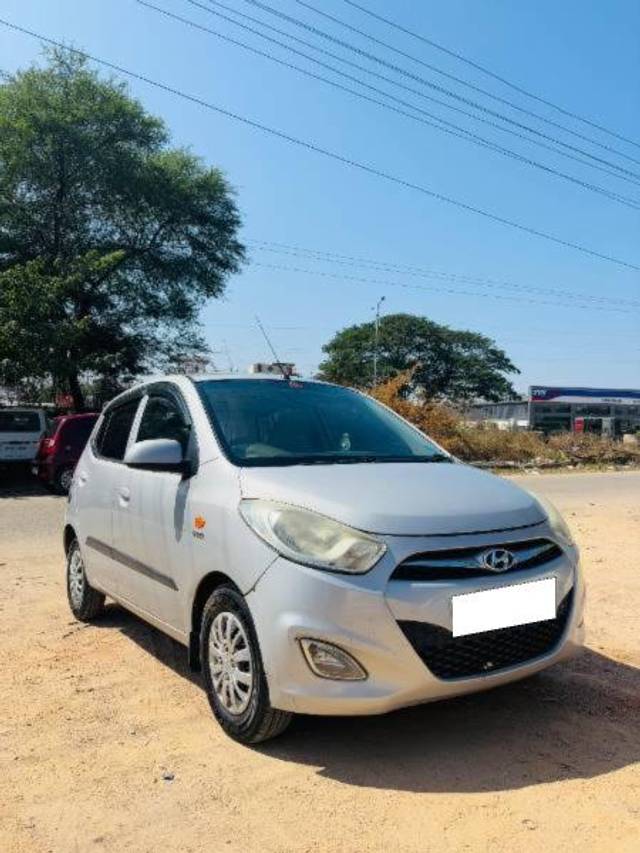 https://images10.gaadi.com/usedcar_image/4328527/original/processed_829549fb-39d4-4bb2-8cd4-be4503b63540.jpg?imwidth=6400