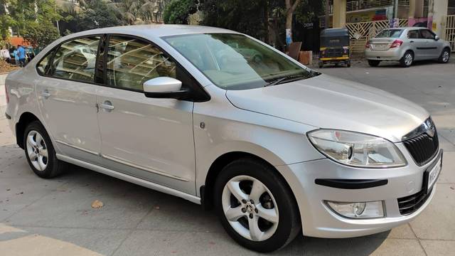 https://images10.gaadi.com/usedcar_image/4328550/original/processed_28d9eb185c84a77489ced32ef503af1f.jpg?imwidth=6400