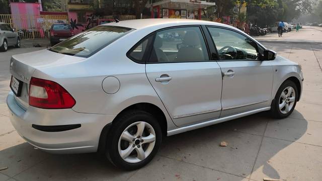 https://images10.gaadi.com/usedcar_image/4328550/original/processed_a5b552ac616b667ec0203291d7ec34e3.jpg?imwidth=6401