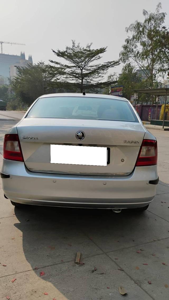 https://images10.gaadi.com/usedcar_image/4328550/original/processed_d0486c8c749c0d3a9cd3f6fb64b178e1.jpg?imwidth=6402