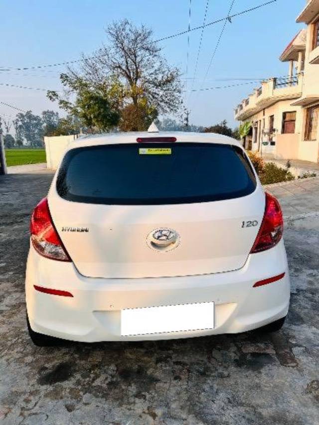 https://images10.gaadi.com/usedcar_image/4328680/original/processed_0ca472c9-8415-4417-8a0e-2e69c6e34889.jpeg?imwidth=6402