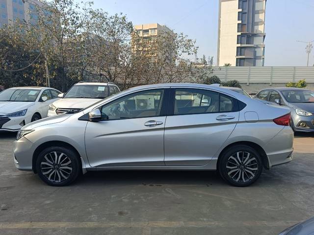 https://images10.gaadi.com/usedcar_image/4328752/original/1641fb513f7b6b63c3b8995e0df388d3.jpg?imwidth=6402