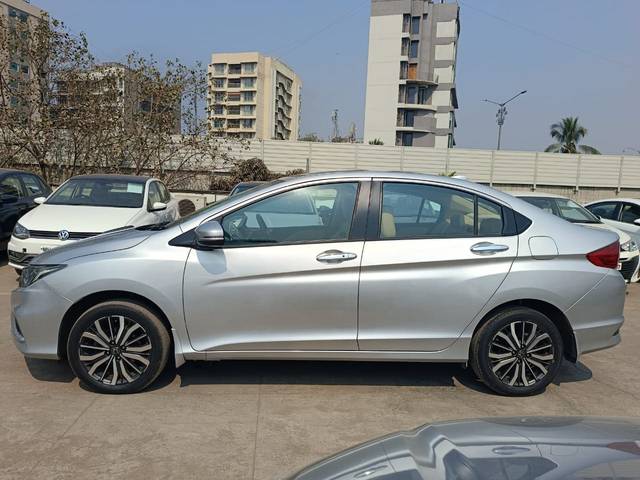 https://images10.gaadi.com/usedcar_image/4328752/original/b1ce2b2feacbfc38f5b03e317d845924.jpg?imwidth=6402