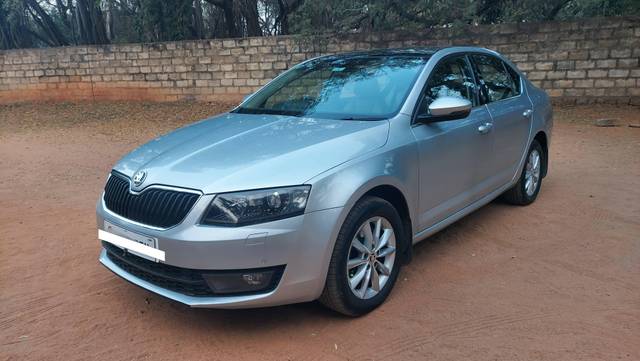 https://images10.gaadi.com/usedcar_image/4328756/original/processed_a71e7f200975a8f72ec5e16a2b50dd8d.jpg?imwidth=6402