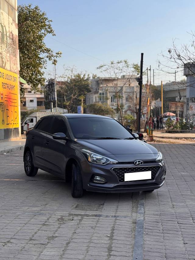 https://images10.gaadi.com/usedcar_image/4328771/original/processed_61b838bb5d3842d2416e0a9a0352a140.jpeg?imwidth=6400