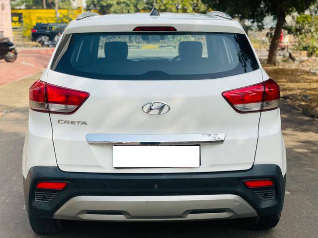 https://images10.gaadi.com/usedcar_image/4328987/original/processed_126602f5cf1d682e09229852e3c32254.jpg?imwidth=6402