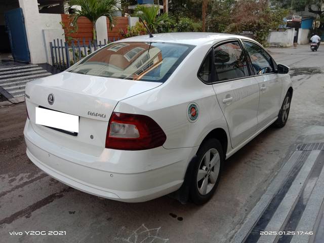 https://images10.gaadi.com/usedcar_image/4329052/original/processed_3cba72135cbbfc1e2b954f5457b14f7b.jpg?imwidth=6402