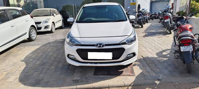 https://images10.gaadi.com/usedcar_image/4329601/original/processed_d06eb845a3cf32528e0abd0c7d0e5639.jpg?imwidth=6402