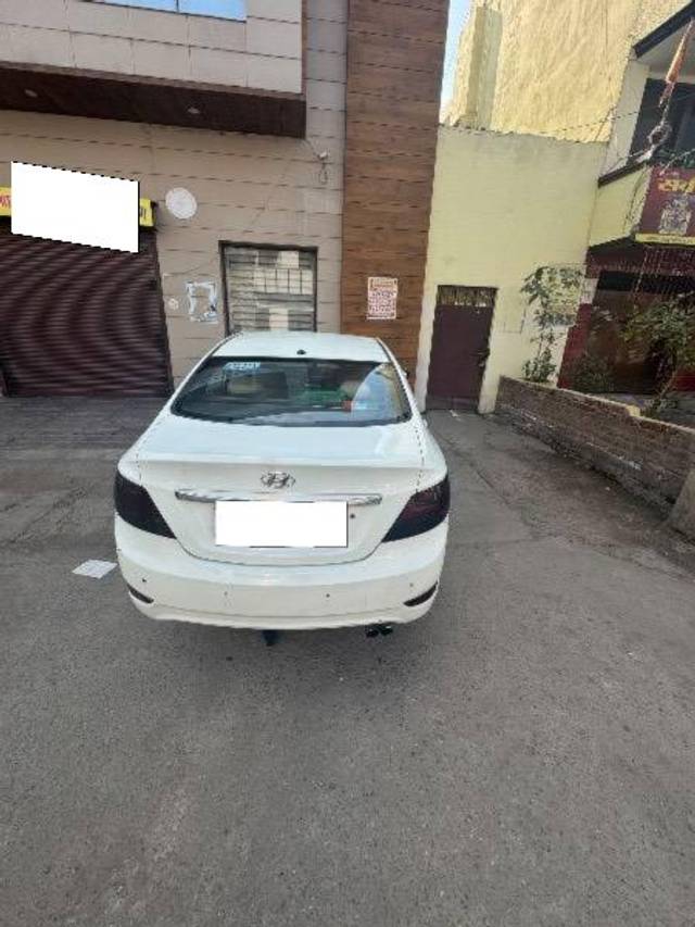 https://images10.gaadi.com/usedcar_image/4329623/original/processed_f23beceb-2a71-4f39-85cf-b7c60fa09e9d.jpg?imwidth=6401