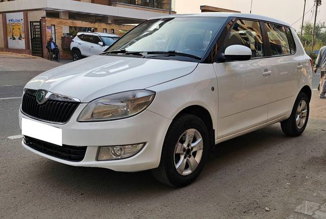 https://images10.gaadi.com/usedcar_image/4329659/original/processed_ced0e821b0d6aa0ec036b530085e061b.jpg?imwidth=6402