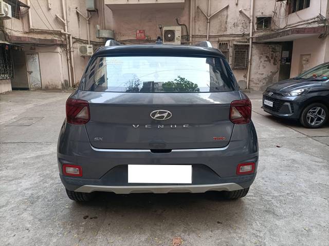 https://images10.gaadi.com/usedcar_image/4329922/original/processed_d4ffd77ba513d7fa589c6bcae252fddb.jpg?imwidth=6401