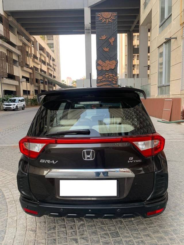 https://images10.gaadi.com/usedcar_image/4329956/original/processed_3a5287cc13561efd0873f50b4b16b456.jpg?imwidth=6402