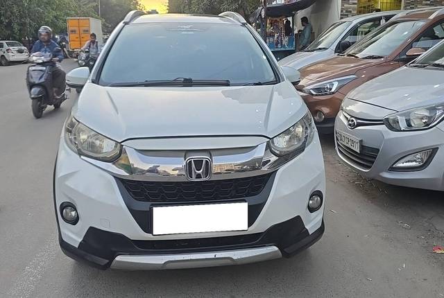 https://images10.gaadi.com/usedcar_image/4330024/original/processed_02d9fee107a5a365e10c6fcc83016203.jpg?imwidth=6402