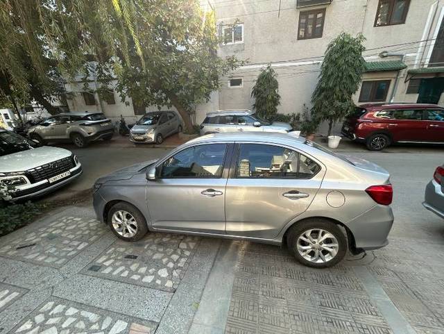 https://images10.gaadi.com/usedcar_image/4330110/original/dc99b3fc595eaf5ac121bbfbc174db2a.jpg?imwidth=6402