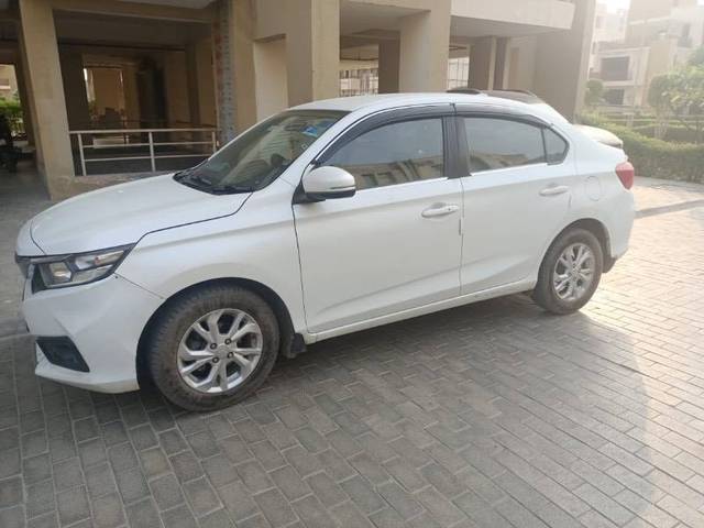 https://images10.gaadi.com/usedcar_image/4330466/original/6e4af451a0b0e9af44ec3bb2eb1b3bcf.jpeg?imwidth=6402