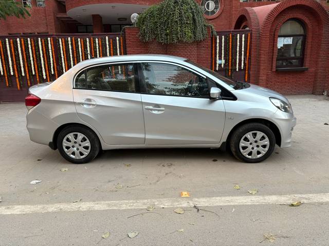 https://images10.gaadi.com/usedcar_image/4330513/original/2c117496414b31a53dee24ad9eb2478b.jpg?imwidth=6401