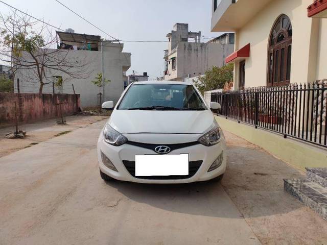 https://images10.gaadi.com/usedcar_image/4330558/original/2a5d2e46fcc061de4e1e6584fac3535a.jpg?imwidth=6400