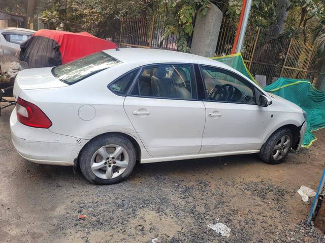 https://images10.gaadi.com/usedcar_image/4330590/original/95502d44b0964c6f2b335591b78ec40d.jpg?imwidth=6400