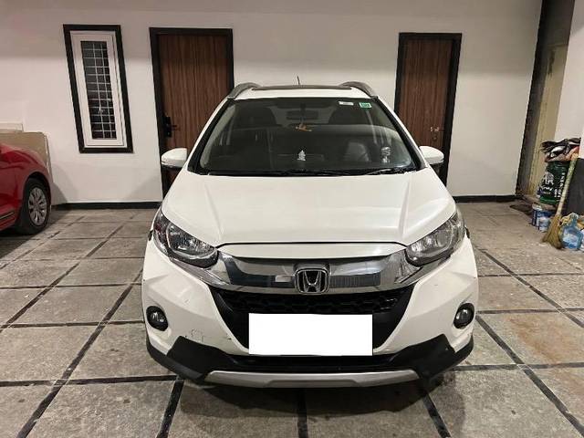 https://images10.gaadi.com/usedcar_image/4330636/original/processed_4237f42b-4a18-4ee5-aa42-ef5608714a40.jpeg?imwidth=6402