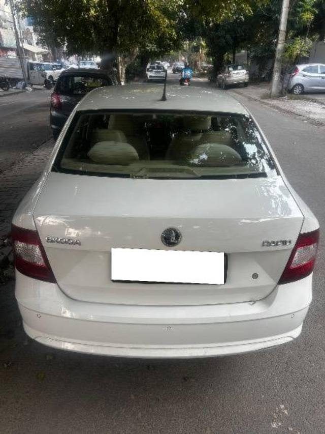 https://images10.gaadi.com/usedcar_image/4330681/original/processed_fc0b38e9-32c1-4e01-9929-96d2978e7f2c.jpg?imwidth=6400