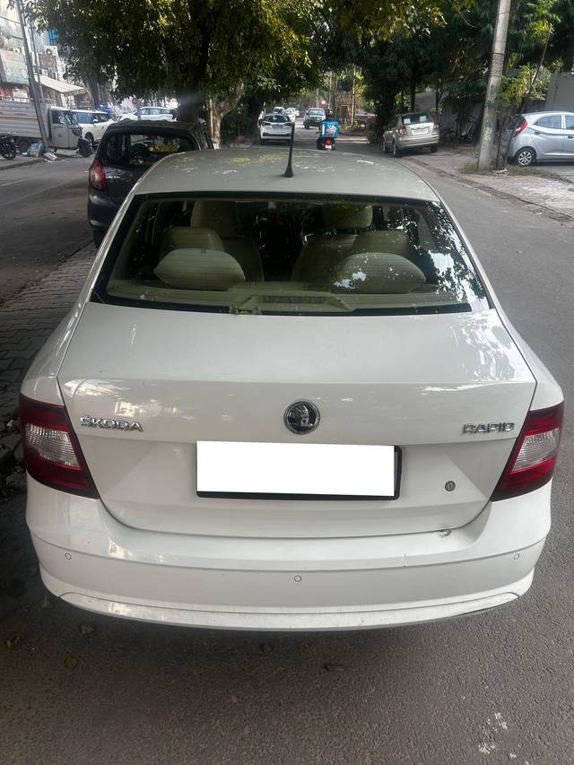 https://images10.gaadi.com/usedcar_image/4330715/original/processed_e3d58b71-ec1e-4e7e-893a-726f23cf27cf.jpeg?imwidth=6402