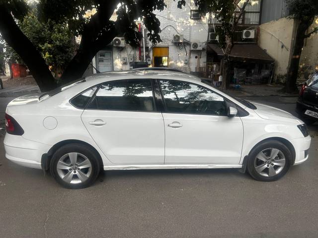 https://images10.gaadi.com/usedcar_image/4330715/original/processed_f9a4f876-dfd2-48b6-99dd-2791903ae1e1.jpeg?imwidth=6401