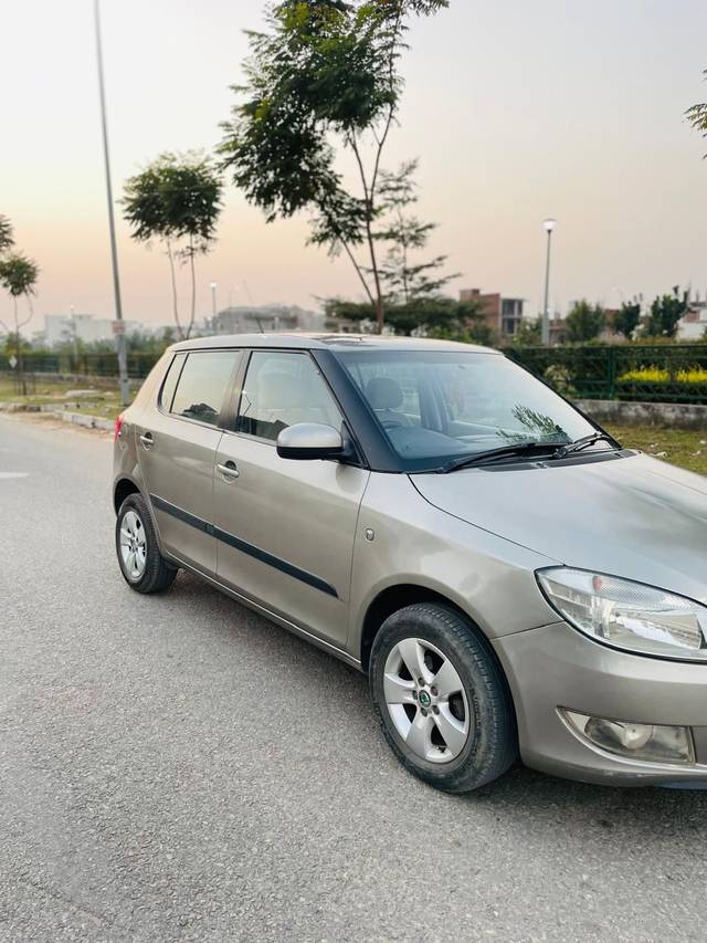 https://images10.gaadi.com/usedcar_image/4330738/original/0caf7d087d9df6841f47db02c68fb773.jpg?imwidth=6400