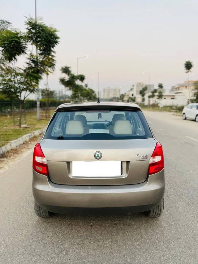 https://images10.gaadi.com/usedcar_image/4330738/original/processed_16f442fcdf63a769de057cb216ac2ec4.jpg?imwidth=6401