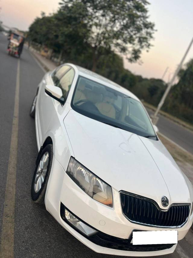 https://images10.gaadi.com/usedcar_image/4330748/original/processed_9e7f2fbf1a3027e549c67939e213ae1d.jpg?imwidth=6400