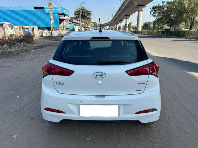 https://images10.gaadi.com/usedcar_image/4330829/original/processed_812ebc88f77c2bb1e67f2b40c106659d.jpg?imwidth=6402