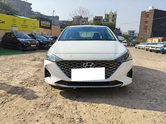 https://images10.gaadi.com/usedcar_image/4330976/original/processed_ab935f32a22242a382802ffa243fded6.jpg?imwidth=6402