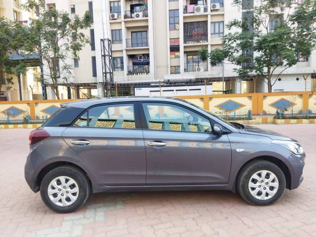 https://images10.gaadi.com/usedcar_image/4331318/original/processed_eec4364ce6ca202be6003f6dd3123576.jpg?imwidth=6401