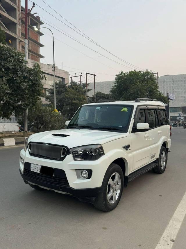 https://images10.gaadi.com/usedcar_image/4331475/original/processed_6e9decdff35b5405485a4dd373b294d8.jpg?imwidth=6400